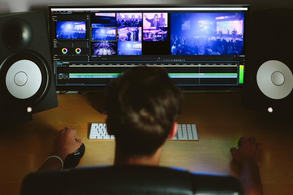 mannen använder den bästa processorn för videoredigering