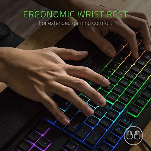 Clavier de jeu Razer Ornata Chroma : Commutateurs à touches mécaniques hybrides - Éclairage Chroma RGB personnalisable - Touches rétroéclairées individuellement - Repose-poignets en peluche détachable - Fonctionnalité macro programmable