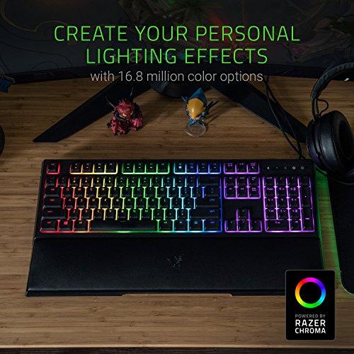 Tastiera da gioco Razer Ornata Chroma: Interruttori meccanici ibridi - Illuminazione RGB Chroma personalizzabile - Tasti retroilluminati singolarmente - Poggiapolsi in feltro staccabile - Funzionalità macro programmabili