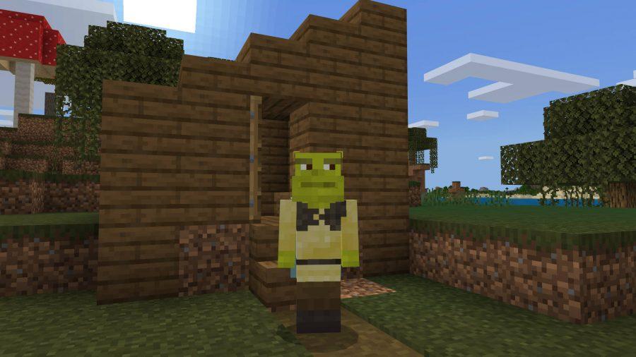 Die Minecraft-Skin-Version von Shrek stürmt aus dem eilig gebauten Plumpsklo in einem Sumpf.